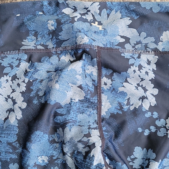 Never Worn 2 PC Yoga Set - Picture 10 of 11